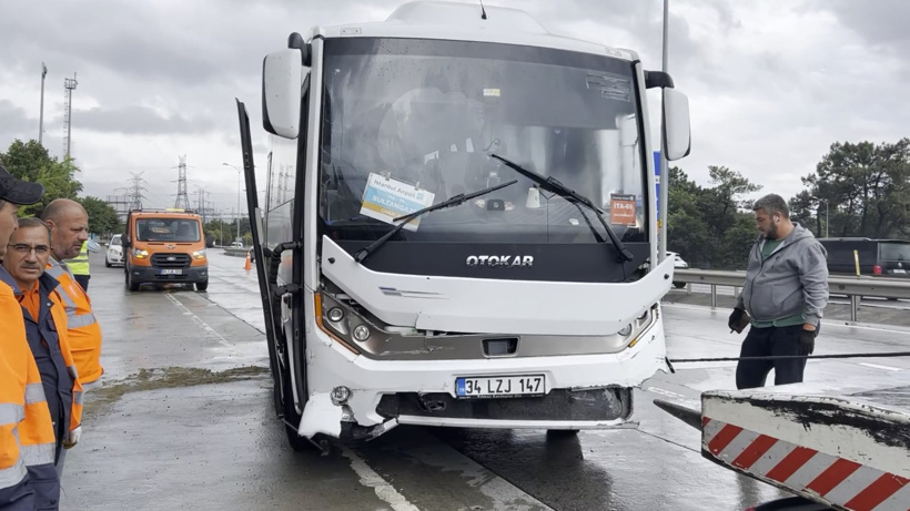 Havalimanı personel servisi kaza yaptı: 3 yaralı