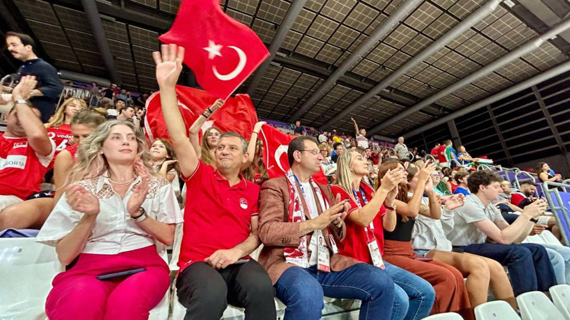 Özgür Özel'den Filenin Sultanları'na tebrik telefonu