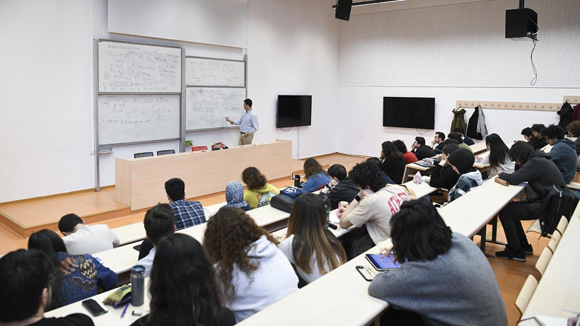 Binlerce üniversite bölümünde profesör yok! Öğrenciler akademik hayatlarını profesör görmeden tamamlıyor