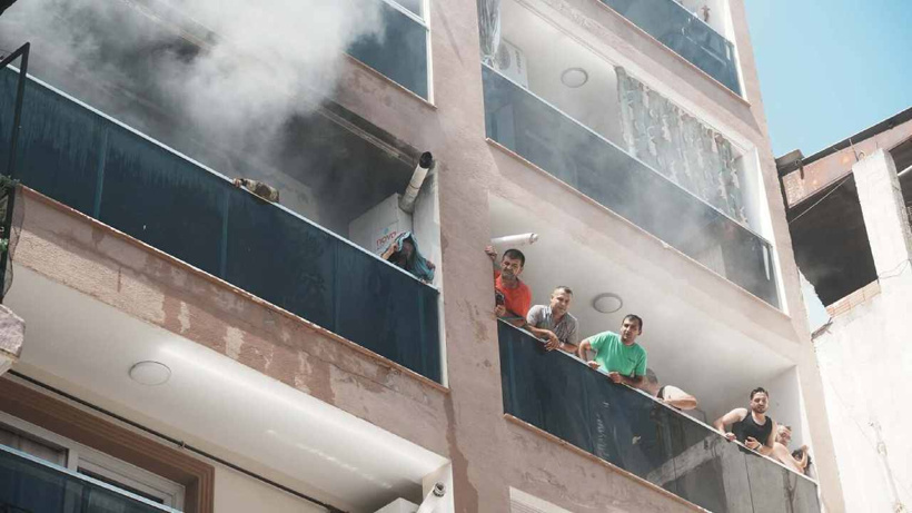 İtfaiye ekipleri zamanla yarıştı: Binada mahsur kalan 10 kişi tahliye edildi