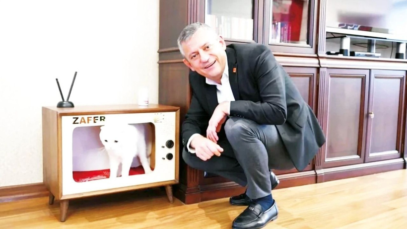 Kedi Zafer'in CHP Genel Merkezi'nden nasıl kurtarıldığını Özgür Özel anlattı