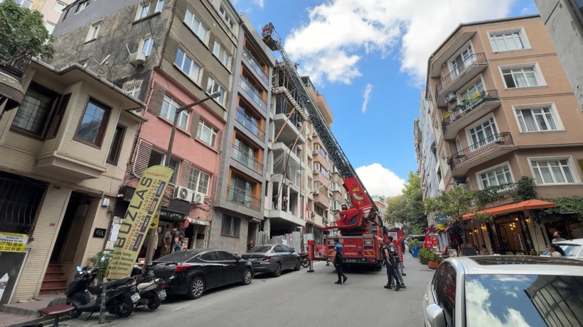 İstanbul'un göbeğinde çıplak turist paniği! Ekipler alarma geçirdi - Resim : 1