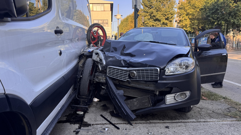 Bursa'da korkunç motor kazası: Servis ve otomobil arasında sıkıştı