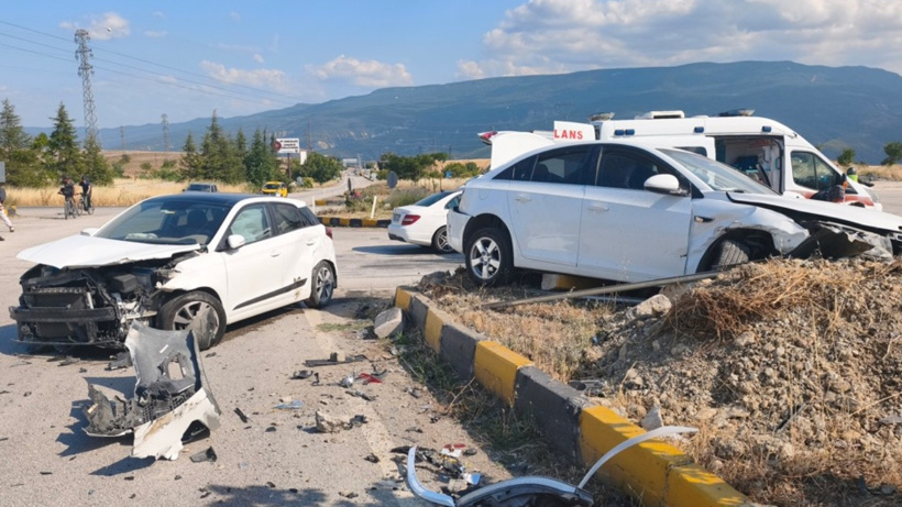 Karabük'te iki otomobil çarpıştı: 2'si çocuk 7 yaralı
