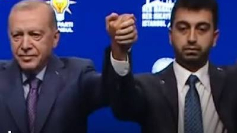 Rozetini Erdoğan takmıştı: AKP'ye geçen Eren Ali Bingöl'ün danışmanı istifa etti