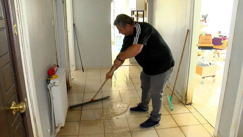 Komşusu tamirata izin vermedi kendi evlerinde yaşayamaz hale geldiler