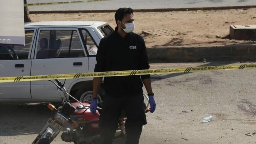 Pakistan'da canlı bomba saldırısı: 5'i polis 13 kişi öldü