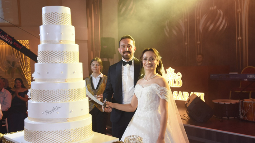 Arkadaşlarından damada unutulmaz düğün sürprizi! Hediyeyi gören dönüp bir daha baktı
