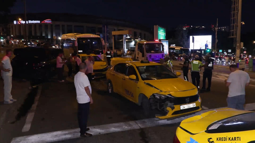 Beyoğlu'nda 8 aracın karıştığı zincirleme kaza: 2 kişi yaralandı
