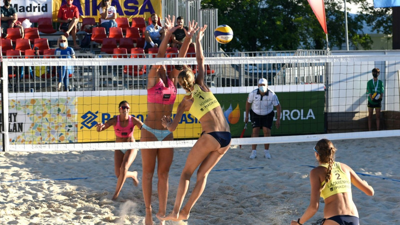 Plajda akıllara durgunluk veren kavga: Kendinden geçen antrenör voleybolculara saldırdı - Fotoğraf: 2