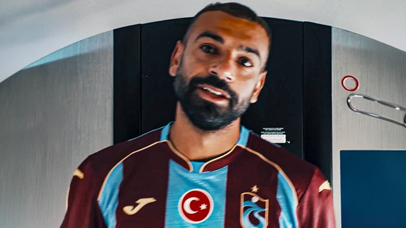Salah uçakta Trabzonspor formasını giydi: İlk sözleri "Bize her yer Trabzon" oldu