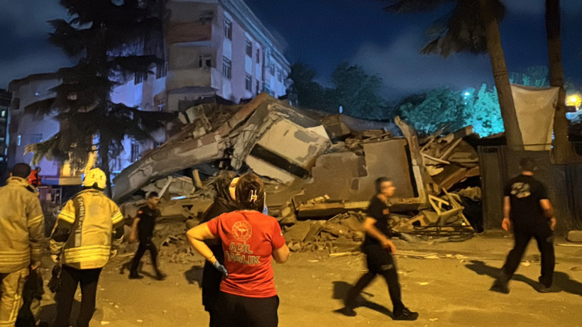 Son Dakika | İstanbul'un göbeğinde daha önce boşaltılan 4 katlı bina çöktü