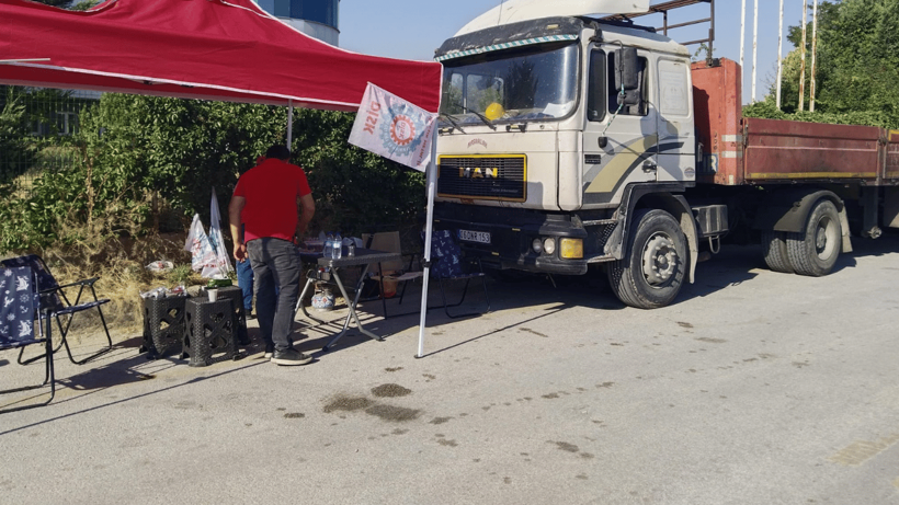 Direnişteki işçilerin üzerine TIR sürüldü