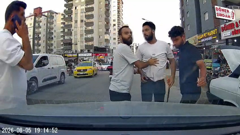 Önce durdurup yumruk attı sonra bagajdan testeresini çıkardı! Trafik magandası araç kamerasında - Resim : 5