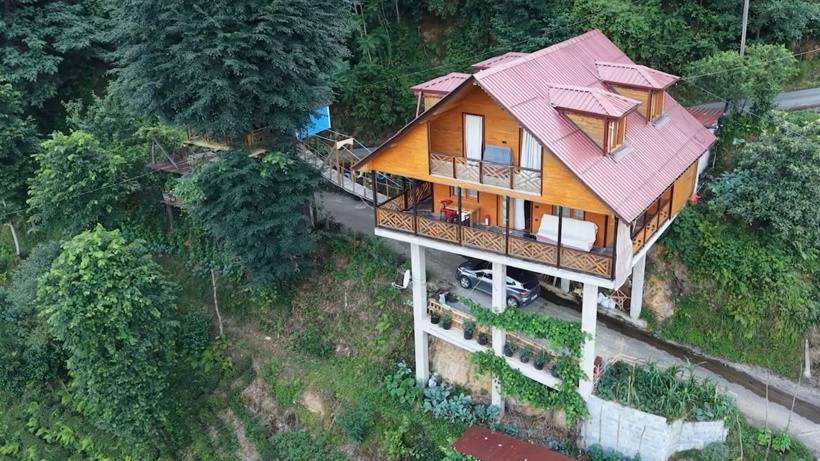 Yolun üzerine 7,5 metre yükseğe villa dikti: Altından beton mikseri bile geçiyor