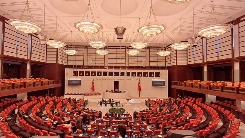 Mecliste sezaryen doğum tartışması: Erkek vekillerin konuşmasına kadınlardan tepki