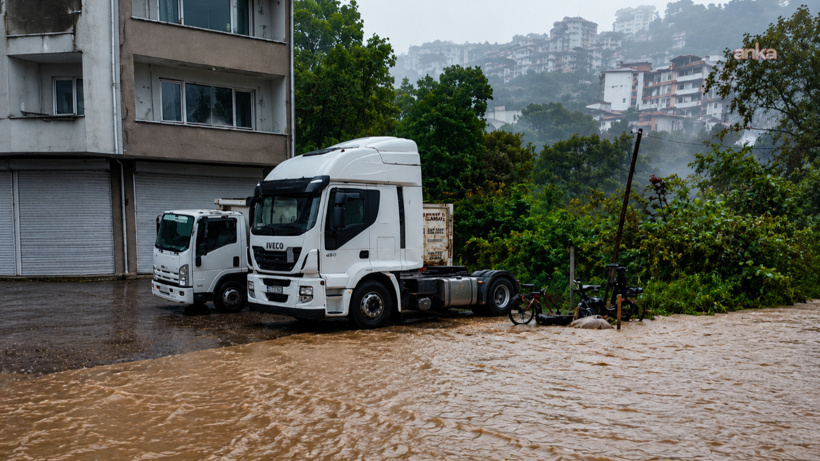 Yollar göle döndü! Sürücüler zor anlar yaşadı