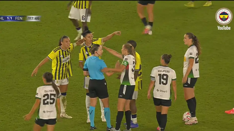 Fenerbahçe'nin Şampiyonlar Ligi'nden elendiği maçta skandal: Hakemin etrafı sarıldı - Fotoğraf: 6