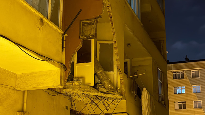 Güngören’de 5 katlı binanın balkonu çöktü: Bina tahliye edildi