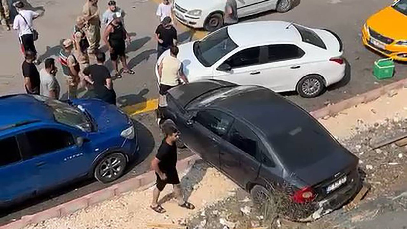 Otomobil korkulukları kırıp otoparka düştü: 5 yaralı