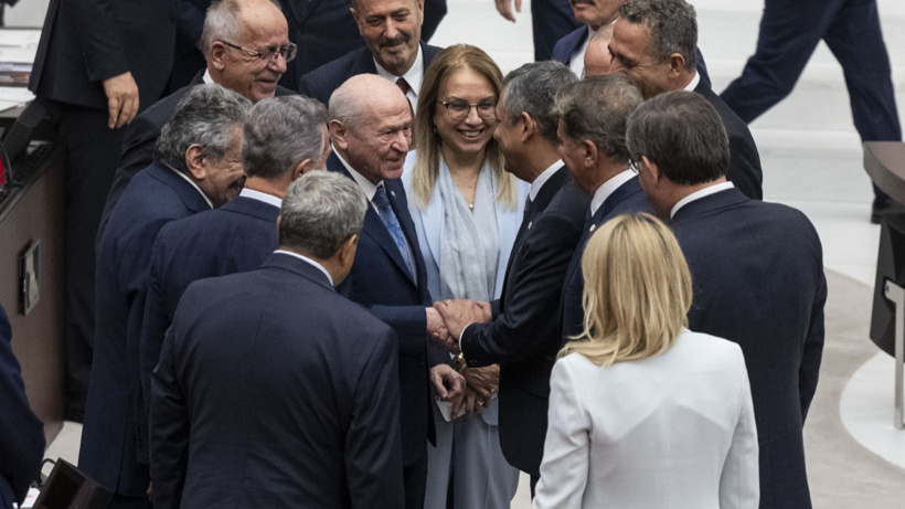 Meclis'te Bahçeli'den Özel'e gülümseten soru: Bir gecede 91 vekile nasıl ulaştınız?