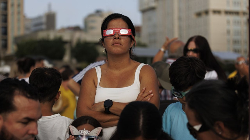 Avrupa'yı sokağa döken Güneş tutulmasını bulutların üzerinden izlediler - Fotoğraf: 7