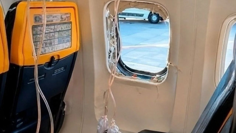 Havada korku dolu anlar! Uçağın camı kırıldı, yolcu dışarı sürüklendi