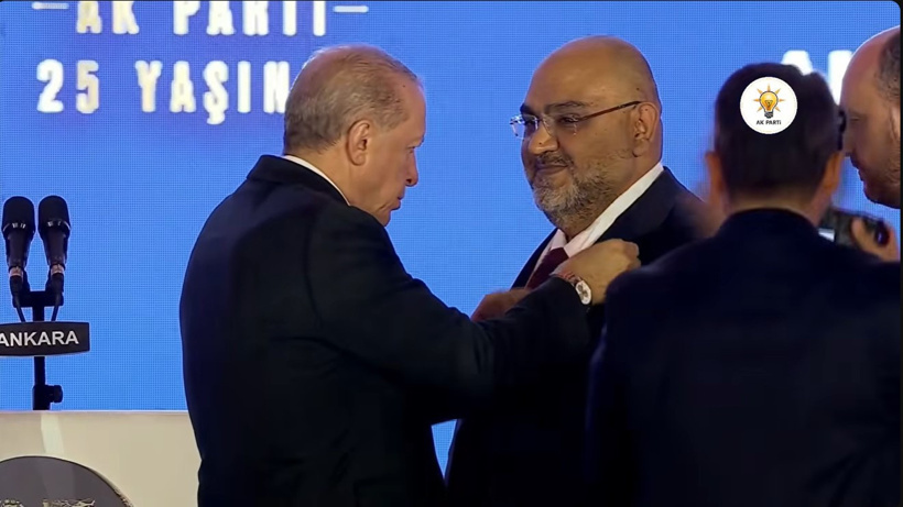 3 Milletvekili ve 7 Belediye Başkanı AKP'ye geçti: Rozetlerini Erdoğan taktı - Resim : 1