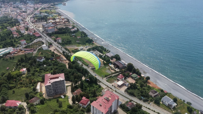 65 kişi tek tek tepeden denize atladı: Hedefi tutturan kazandı