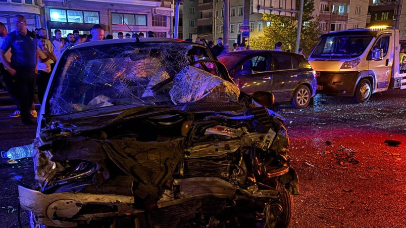 Kırmızı ışıkta geçtiği öne sürüldü: 3 otomobil çarpıştı, 5 kişi yaralandı
