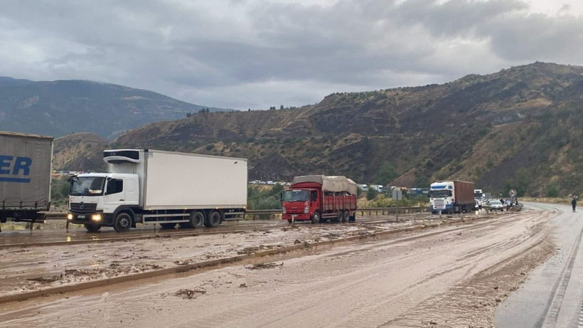 Meteoroloji uyarı üstüne uyarı yapmıştı: Sağanak geldi birçok ili sel ve heyelan vurdu