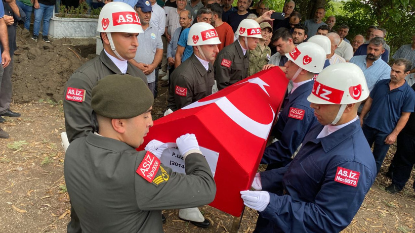 Hakkari’de hayatını kaybeden uzman çavuş toprağa verildi: Oğlunun sözleri yürek yaktı