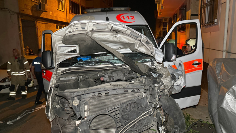 Hasta taşıyan ambulans kaza yaptı: 3 sağlık çalışanı yaralı