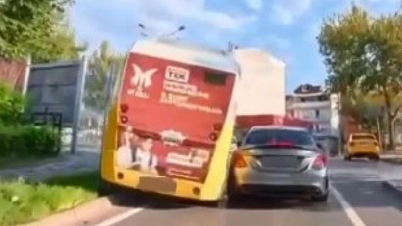 Belediye minibüsü elektrik direğine çarptı
