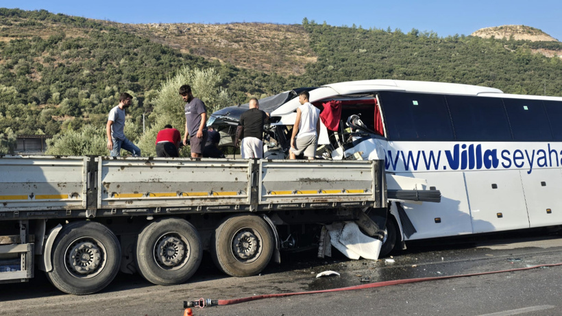 İstanbul-Bodrum otobüsü Milas'ta TIR'a çarptı: 3 ölü, 3'ü ağır 18 yaralı
