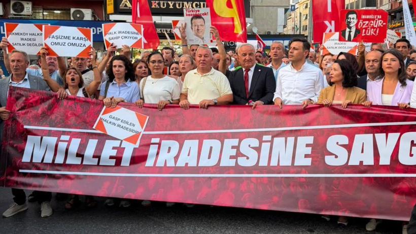 AKP'ye geçen Orhan Çerkez'e Çekmeköy halkından büyük tepki: 'Hain Orhan' sloganları yükseldi