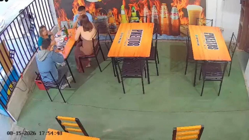 Arkadaşlarıyla yemek yiyordu... Avukat, lokantada başından vurularak öldürüldü