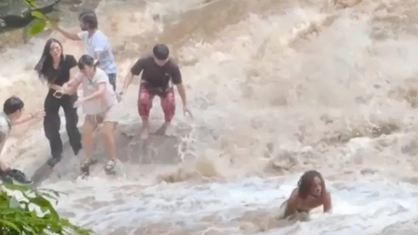 Selfie uğruna ölümden döndüler! Şelalede ani sel baskını turistleri sürükledi