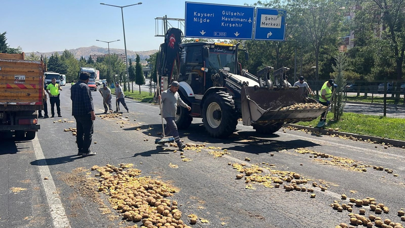 Yol patates tarlasına döndü! TIR’dan 1 ton patates döküldü - Fotoğraf: 5