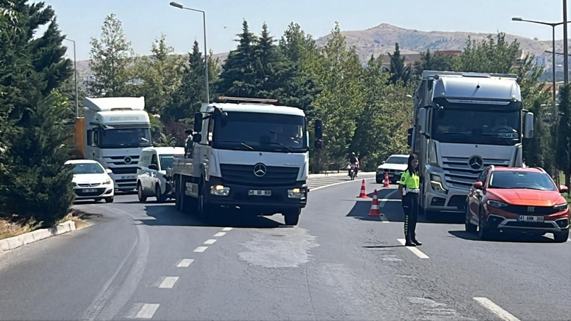 Yol patates tarlasına döndü! TIR’dan 1 ton patates döküldü - Fotoğraf: 4