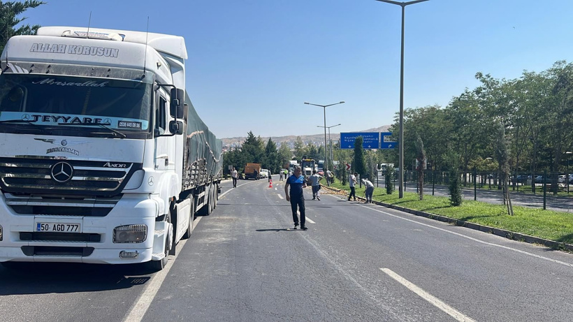 Yol patates tarlasına döndü! TIR’dan 1 ton patates döküldü - Fotoğraf: 3