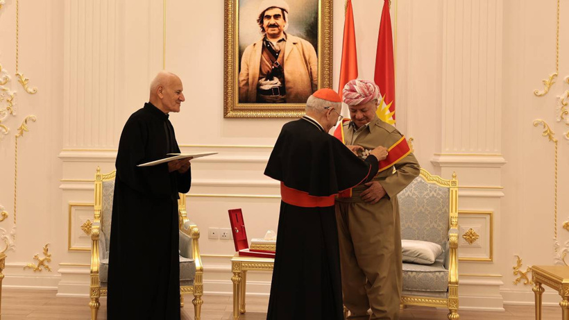 Papa'nın özel nişanı Barzani'ye verildi
