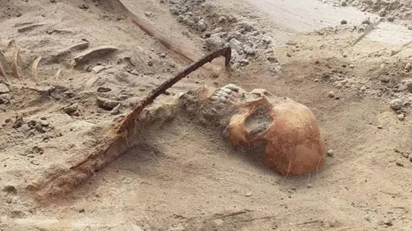 Boynuna orak koyup ayağını kilitlediler: 400 yıllık gizemli gömünün ardındaki gerçek
