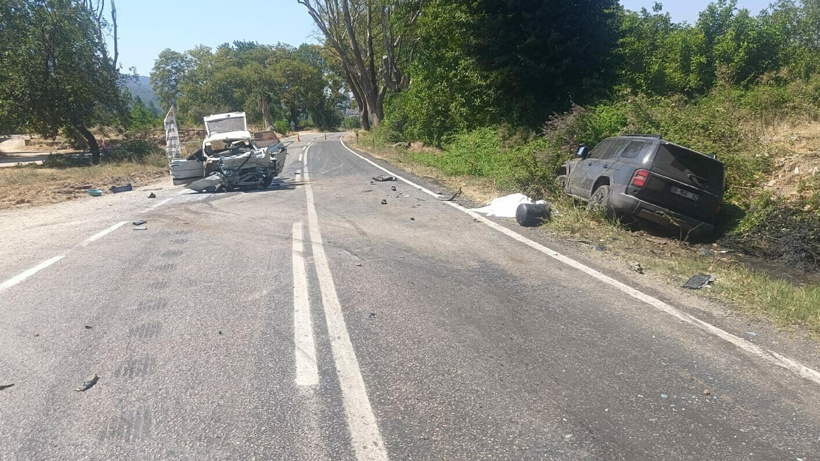 Karşı şeritten gelen araçla çarpıştılar! 2 kardeş öldü 2 yaralı