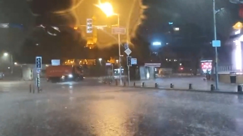 Meteoroloji'den kritik uyarı geldi: İstanbul'da gece yarısı şimşekler çaktı, sağanak vurdu - Fotoğraf: 7