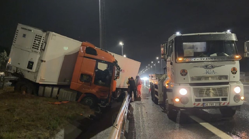 Çekmeköy'de yağış nedeniyle kayganlaşan yolda TIR bariyere çarptı