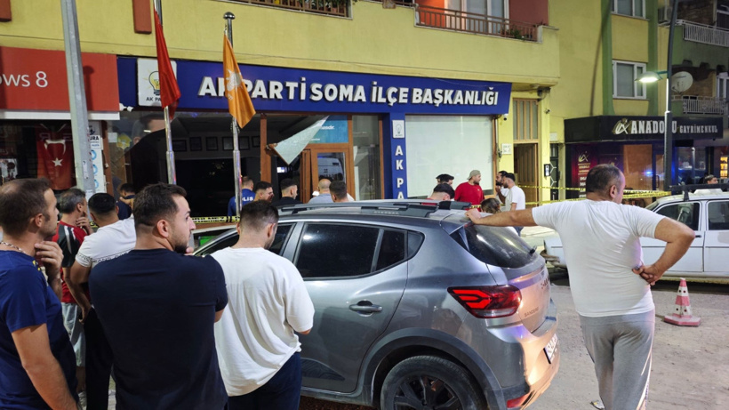 Aracın kontrolünü kaybetti AKP binasına girdi