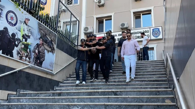 Banka ve kamu görevlisi rolüyle milyonları topladılar! Yaka paça yakalandılar