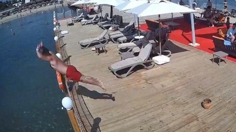 İzleyenleri dehşete düşüren görüntü! Koşarak iskeleden atladı, sığ suda can verdi