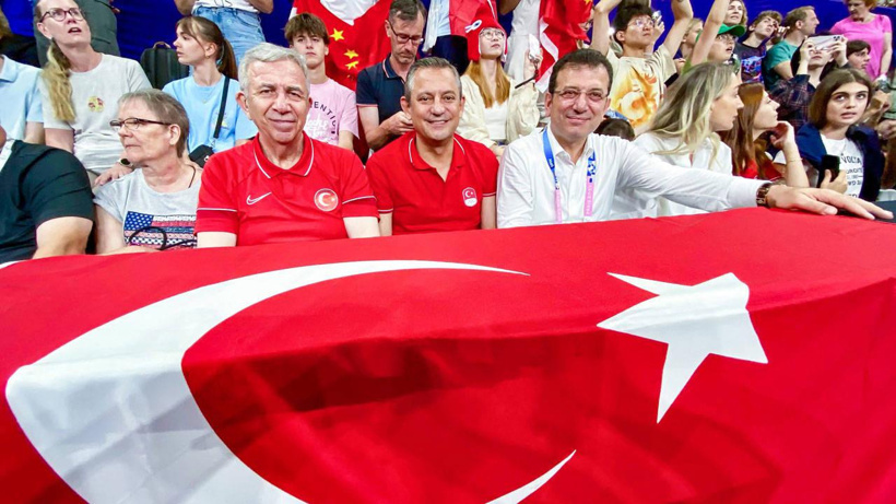 Özgür Özel'den Avrupa şampiyonu Filenin Sultanları'na tebrik: Bir kez daha büyük bir onur yaşattınız